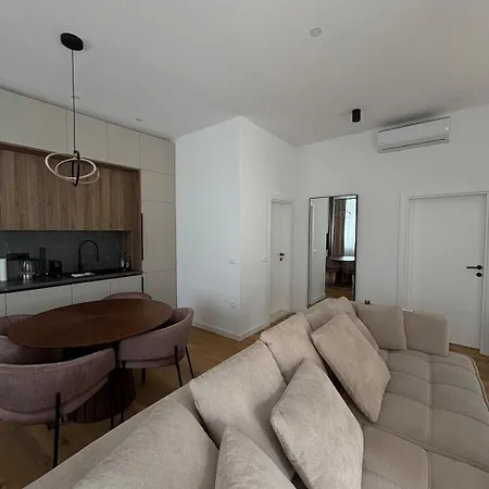 Nude Oasis 2
